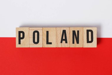 Polonya bayrağının renklerinin arka planında Polonya yazılıydı.