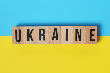 Ukrayna bayrağının renklerinin arkaplanındaki Ukrayna yazması