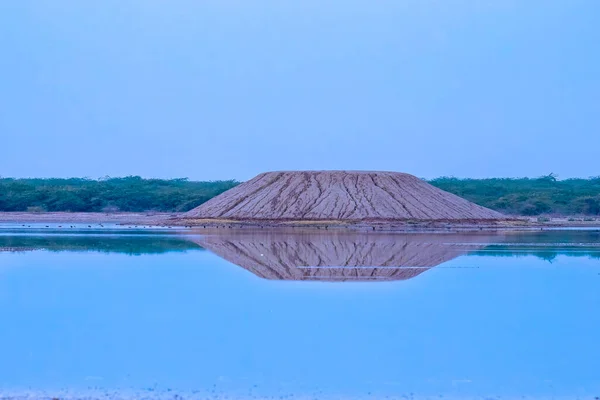 Uma Duna Areia Perto Lago — Fotografia de Stock