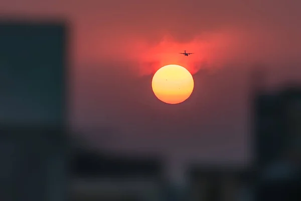 Ein Flugzeug Der Nähe Einer Sonne — Stockfoto