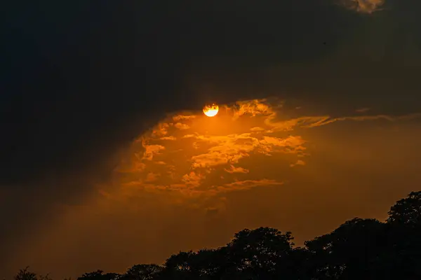 Solen Kommer Molnet Kvällen — Stockfoto