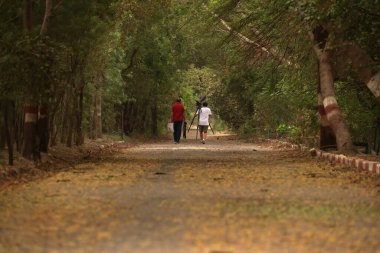 Bir yolda hareket halindeki fotoğrafçı