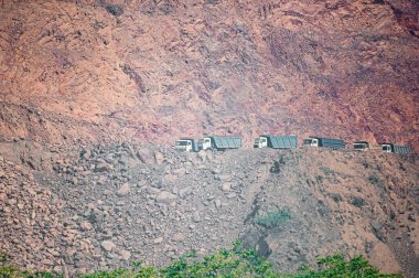 Dağda giden bir madenci