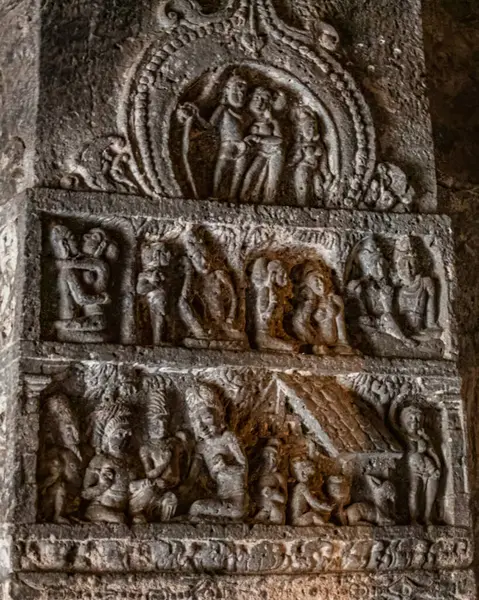 Hindistan 'da bir Ellora Mağarası heykeli