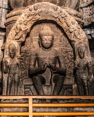 Ellora Mağaraları 'nda bir kaya kesimi Buddha