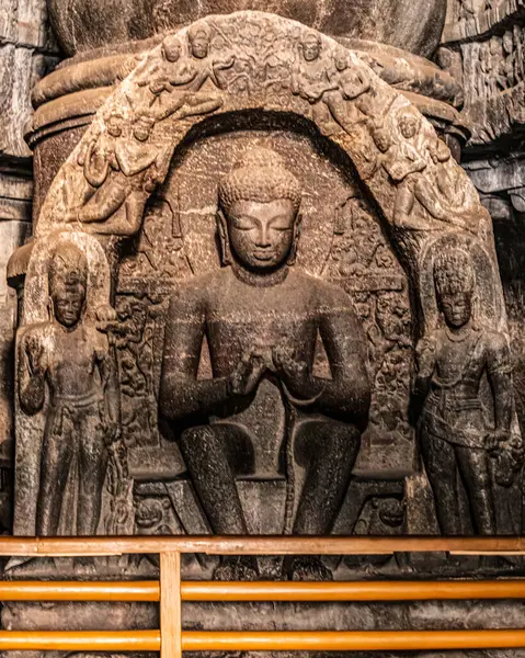 Ellora Mağaraları 'nda bir kaya kesimi Buddha