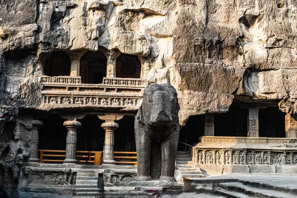 Ellora Mağaralarından birinin ön görüntüsü.
