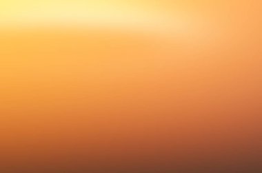 Bulanık ışıkları olan renkli bir arka plan. Bulanık arkaplanı olan soyut hareket ışıkları. Eğilimli odaksız ışıklar.