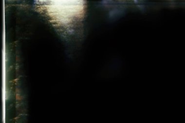 Bulanık ışıkları olan renkli bir arka plan. Bulanık arkaplanı olan soyut hareket ışıkları. Eğilimli odaksız ışıklar.