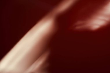 Bulanık ışıkları olan renkli bir arka plan. Bulanık arkaplanı olan soyut hareket ışıkları. Eğilimli odaksız ışıklar.