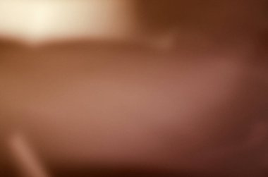 Bulanık ışıkları olan renkli bir arka plan. Bulanık arkaplanı olan soyut hareket ışıkları. Eğilimli odaksız ışıklar.