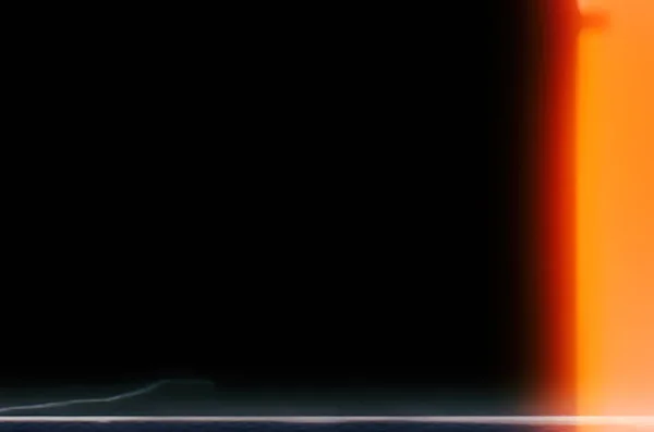 Bulanık ışıkları olan renkli bir arka plan. Bulanık arkaplanı olan soyut hareket ışıkları. Eğilimli odaksız ışıklar.