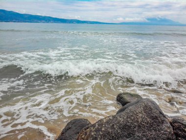 Kumsalda deniz dalgası, köpüklü deniz dalgası.