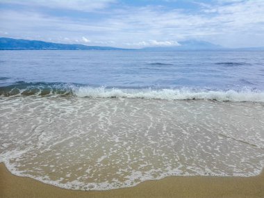 Kumsalda deniz dalgası, köpüklü deniz dalgası.