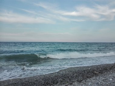 Kumsalda deniz dalgası, köpüklü deniz dalgası.