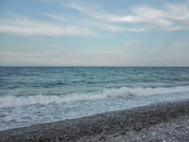 Kumsalda deniz dalgası, köpüklü deniz dalgası.