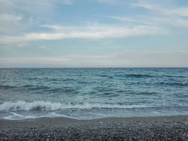 Kumsalda deniz dalgası, köpüklü deniz dalgası.