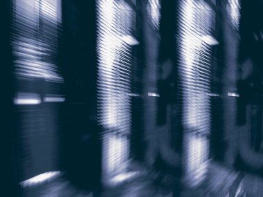 Duvarlardan ve yerden geçen renkli neon ışıkları olan karanlık bir tünel. Karanlık bir salonun gece manzarası. Bulanık neon ışıkları yüksek hızda parlıyor. Hareketli renkli ışık resimlemesi.