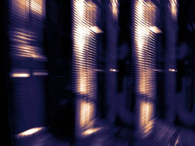 Duvarlardan ve yerden geçen renkli neon ışıkları olan karanlık bir tünel. Karanlık bir salonun gece manzarası. Bulanık neon ışıkları yüksek hızda parlıyor. Hareketli renkli ışık resimlemesi.