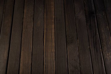 Koyu renk temalı doğal tahta masa üst görünümü.