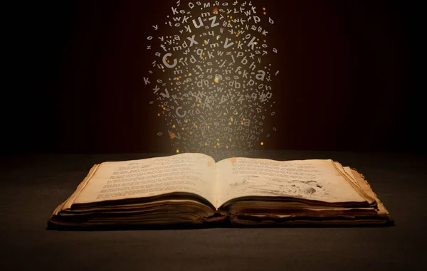 英語のアルファベットと魔法の光が降りてくるヴィンテージ古い本 — ストック写真