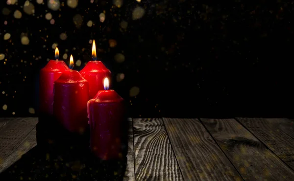 Адвент Тема Четыре Красных Свечей Темным Фоном Баннер Загадочными Огнями — стоковое фото