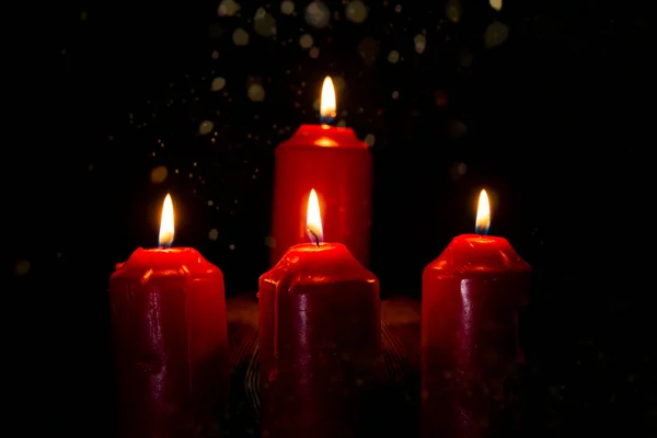 Candele Rosse Accese Isolate Nere Con Luci Misteriose — Foto Stock