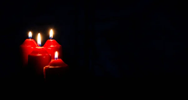 Адвентная Тема Четыре Красных Свечи Темным Фоновым Баннером — стоковое фото