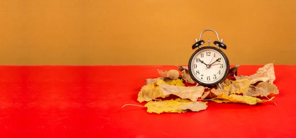현수막 노란색 빈티지 시계를 — 스톡 사진