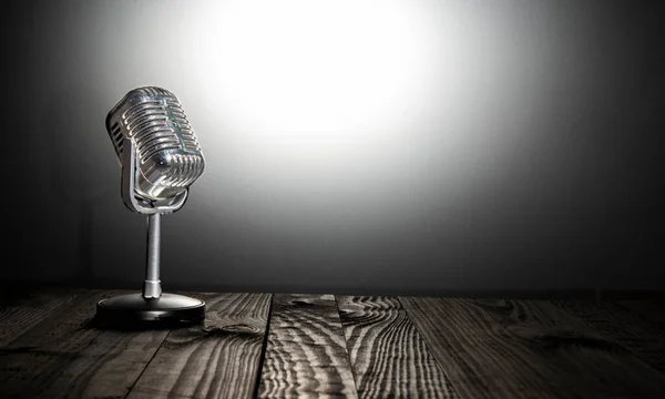 Microfone Vintage Mesa Escura Fundo Brilhante Vlog Conceito Criação Conteúdo — Fotografia de Stock