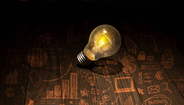 Startup Idee Doddle Symbole Mit Glühbirne Auf Holztisch — Stockfoto