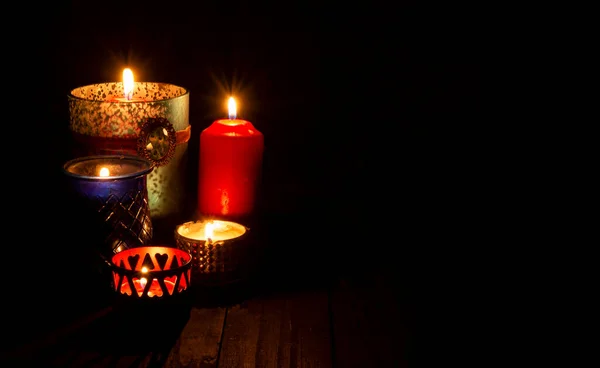 Kerzen Brennen Auf Holzbanner Mit Kopierraum — Stockfoto