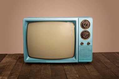 Yan sürgüleri ve düğmeleri olan eski mavi televizyonlar ofis masasında..
