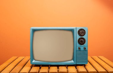Tahta masadaki eski televizyon..