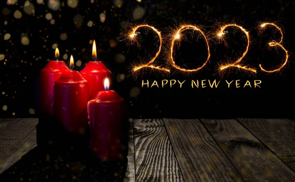 2023テーブルの上に赤いろうそくと幸せな新年のテーマ — ストック写真