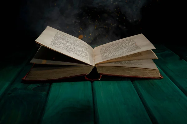 Старая Книга Зеленом Столе Дымом Блестками Концепция Обучения — стоковое фото