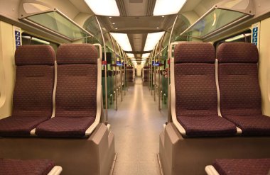 Boş tren koltukları görünümü - şehir seyahati ve gidiş-dönüş kavramı.