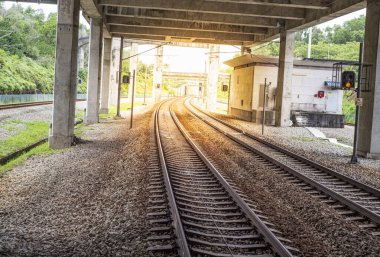 Gün batımı görüşlü tren istasyonu rayları - ulaşım kavramı.