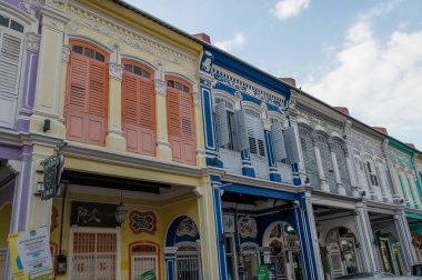 Penang Malezya 'nın Georgetown' unda renkli boyalı eski binalar..