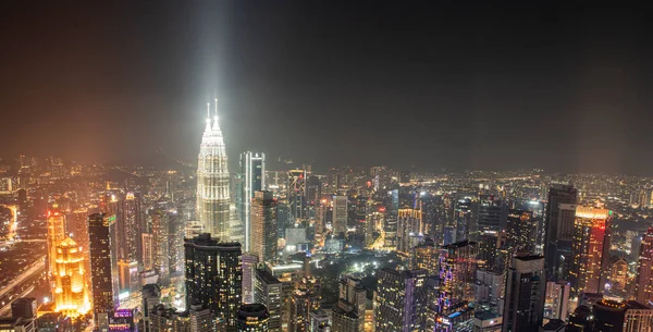 Нічний Час Вигляд Міста Куала Лумпур Хмарочоси Прожекторами Патронами — стокове фото
