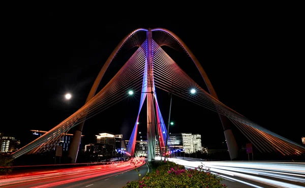 Wawasa Köprüsü Putrajaya Malezya Gece Trafik Işıklarıyla — Stok fotoğraf