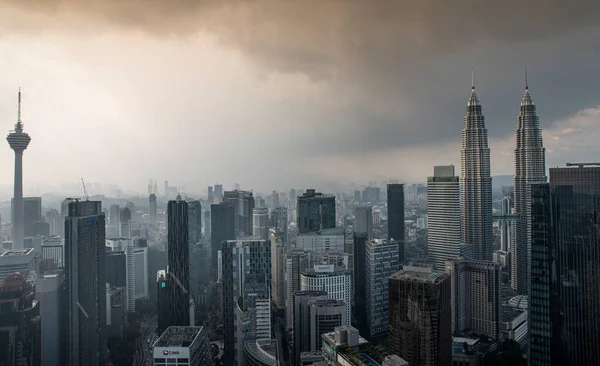 Небесні Скребки Сучасного Міста Куала Лумпуру Темними Хмарами — стокове фото