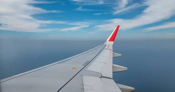 Skrzydło Samolotu Widok Bliska Podczas Gdy Niebie Chmurami — Zdjęcie stockowe