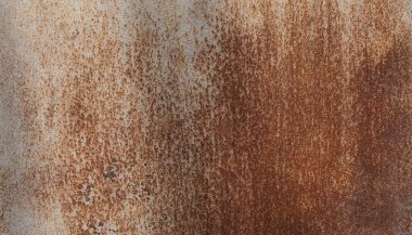 Eskimiş çelik, kahverengi bir arka plan oluşturuyor..