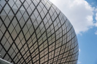 Modern çelik ve cam mimari gökyüzü ile lanetlenmiş bina.