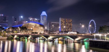 Singapur 'un gece manzarası. Işıkları ve nehri var..