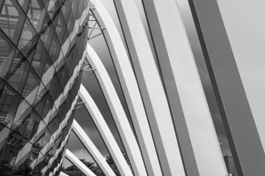 Simetrik görünümlü modern bina mimarisi.