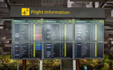 Singapur Changi Havaalanı 'ndaki uçuş bilgileri ekranları.
