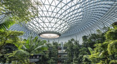 Changi Singapur Havaalanı 'ndaki Jewel tema parkı.