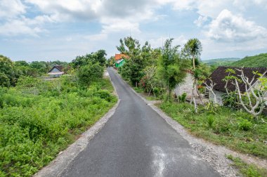 Bali Endonezya 'da Nusa Penida plajına giden yol bulutlu bir gün..